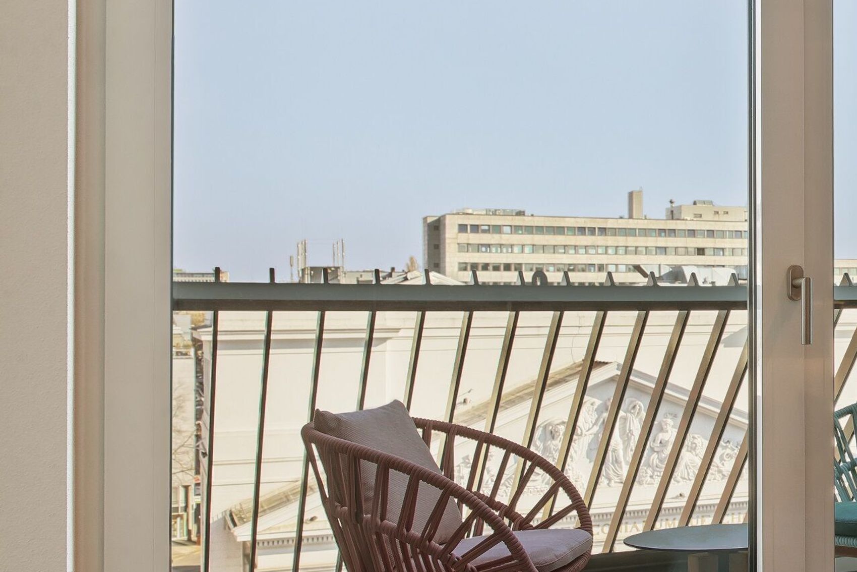 Hotel Aachen Motel One Zimmer The One mit Balkon und Blick über Dächer