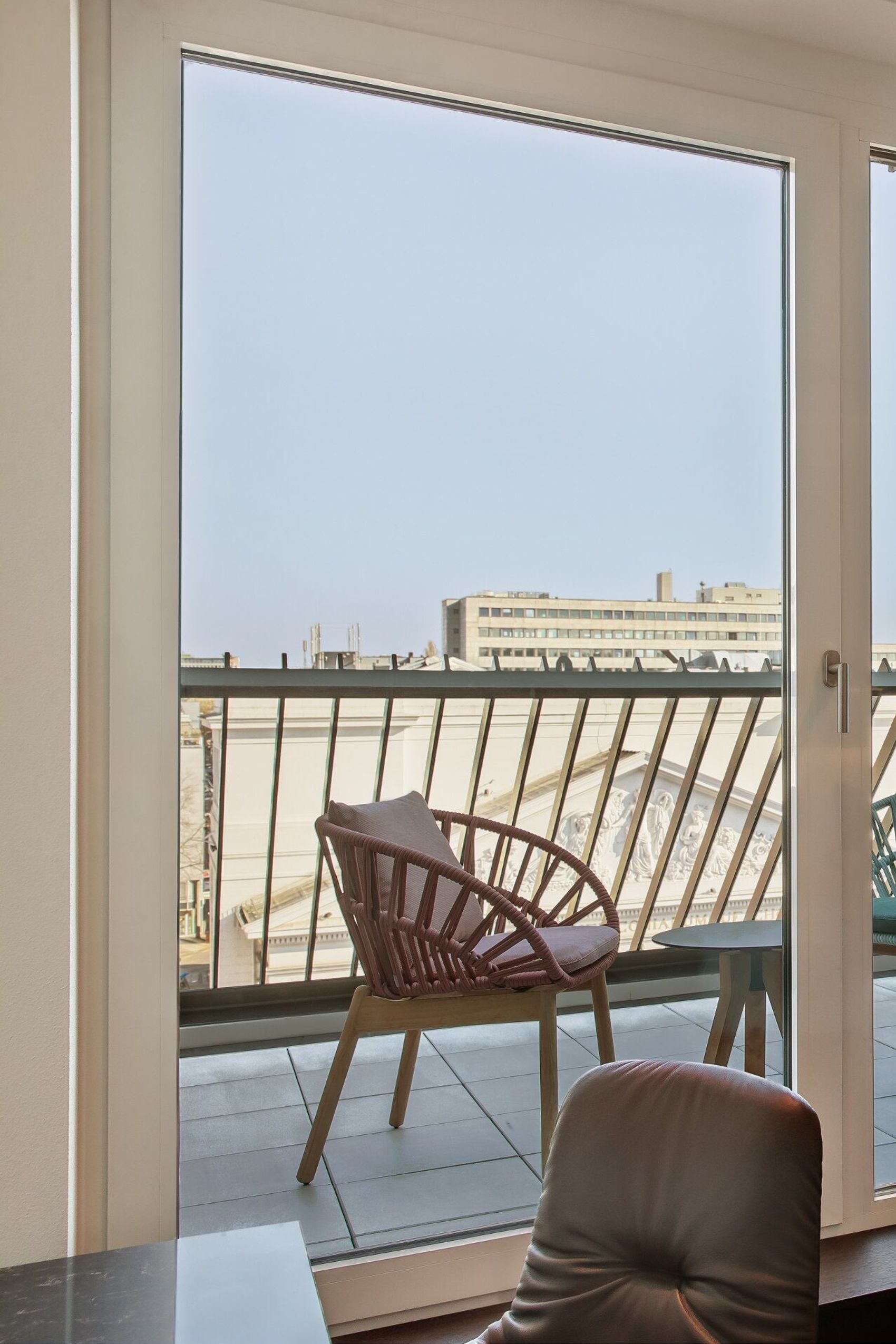 Hotel Aachen Motel One Zimmer The One mit Balkon und Blick über Dächer