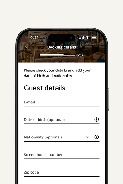 Smartphonebildschirm zeigt Buchungsformular mit Eingabefeldern für E-Mail, Geburtsdatum, Nationalität, Adresse und Postleitzahl zur Eingabe von Gästedaten.