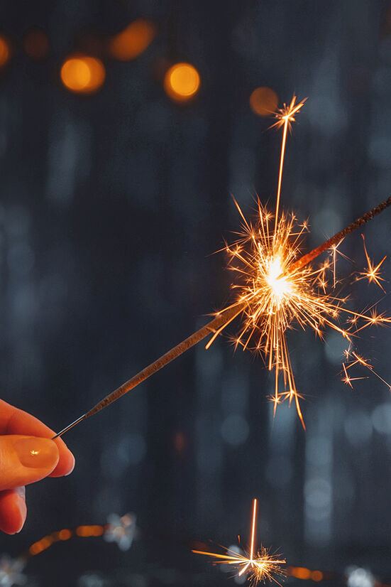 Brennende Wunderkerze mit Funken Motel One Brückentage Brennende Wunderkerze mit Funken Motel One Brückentage