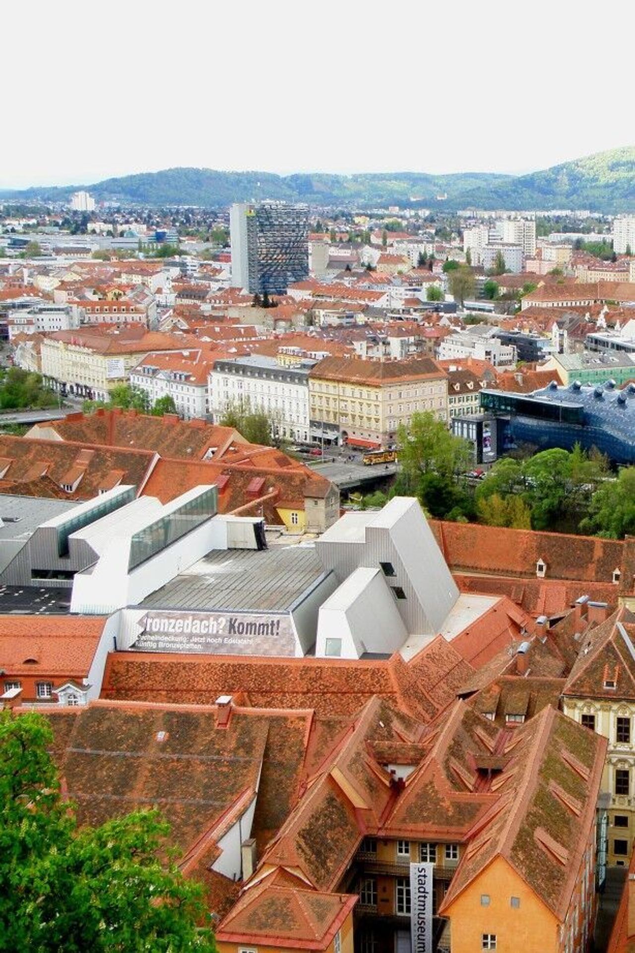 Graz Blick von oben auf die Dächer der Stadt
