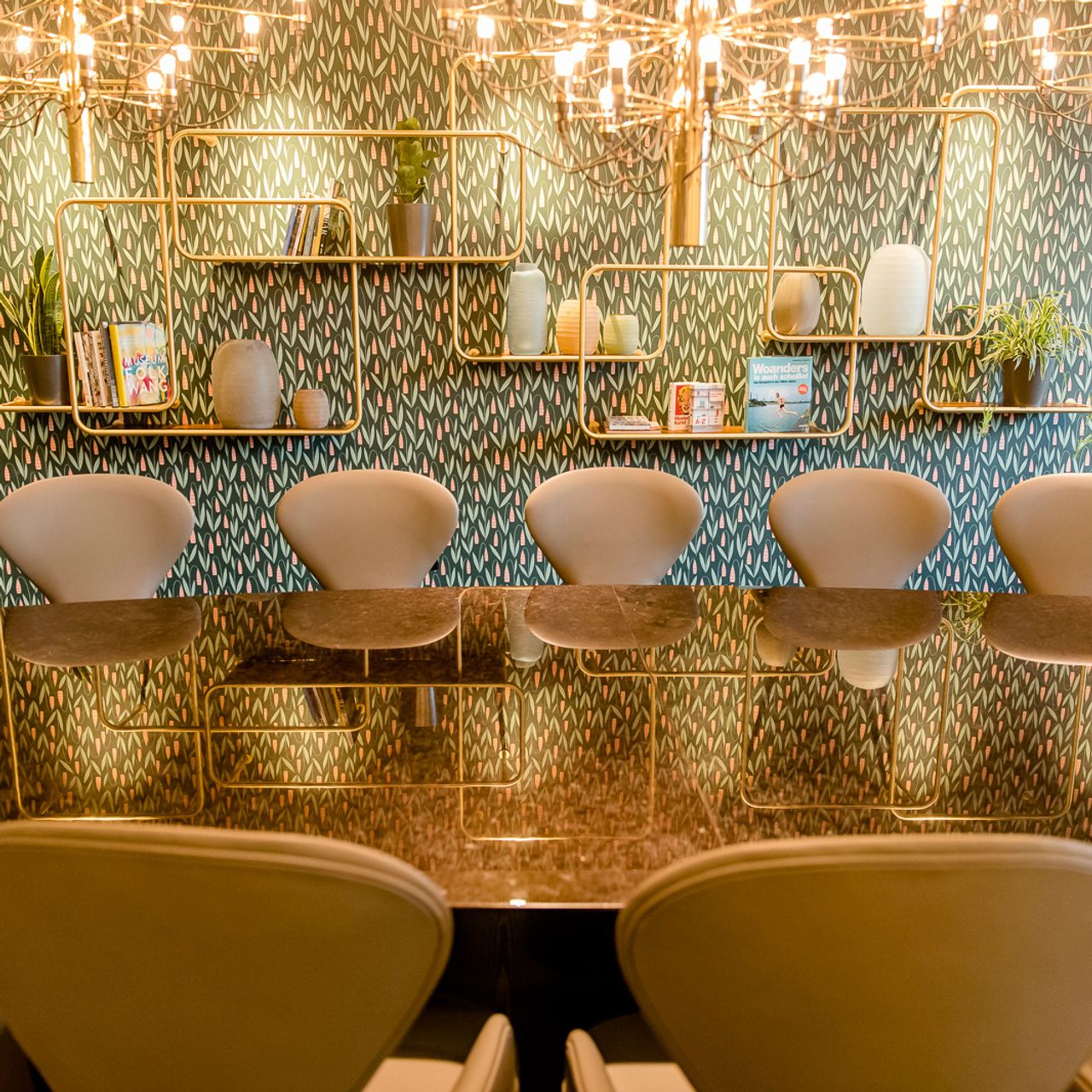 Hotel Essen Motel One heller Meetingraum mit mehreren Stühlen an großem Tisch