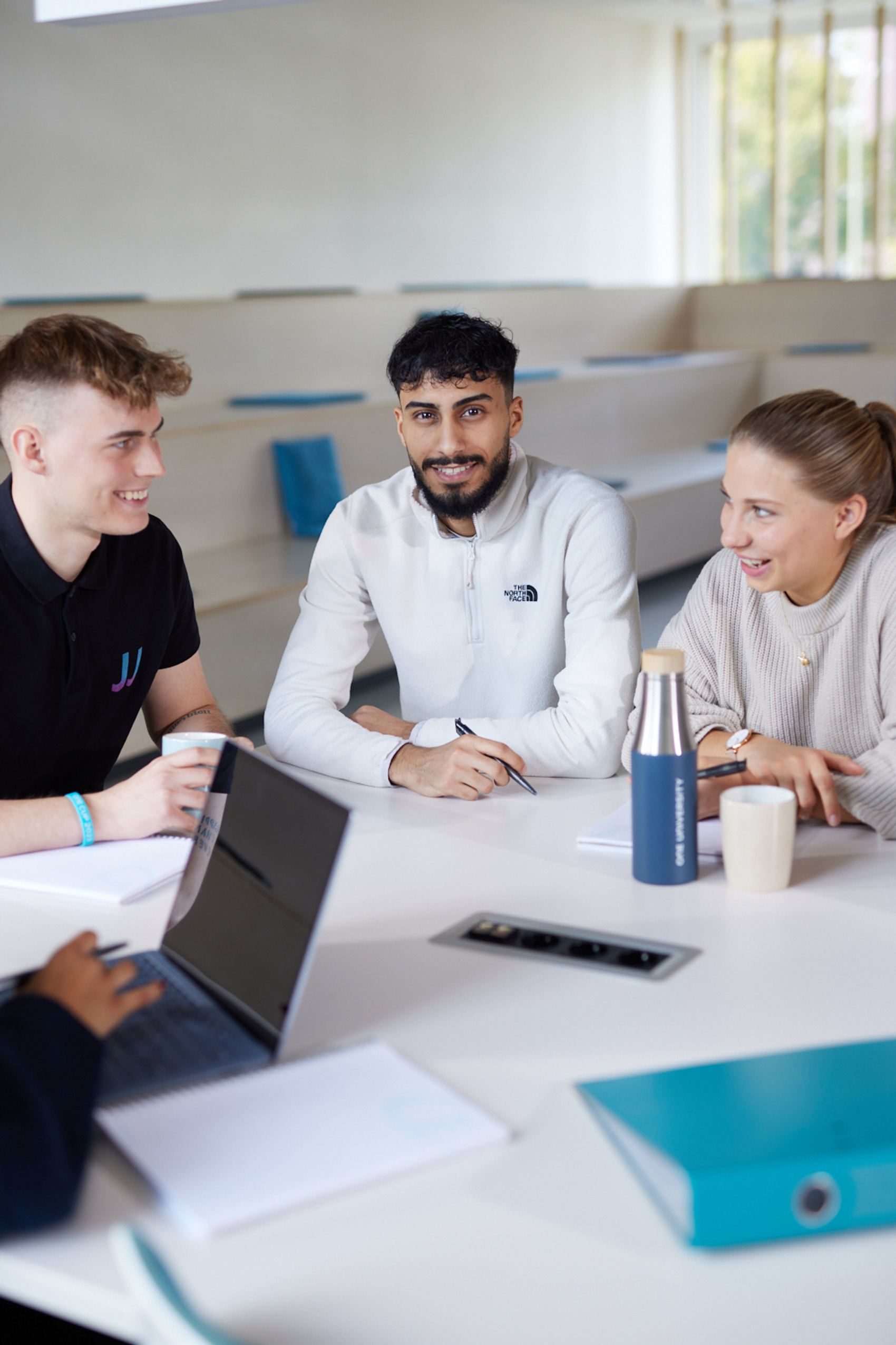 Motel One dual Studierende bei Gruppenarbeit