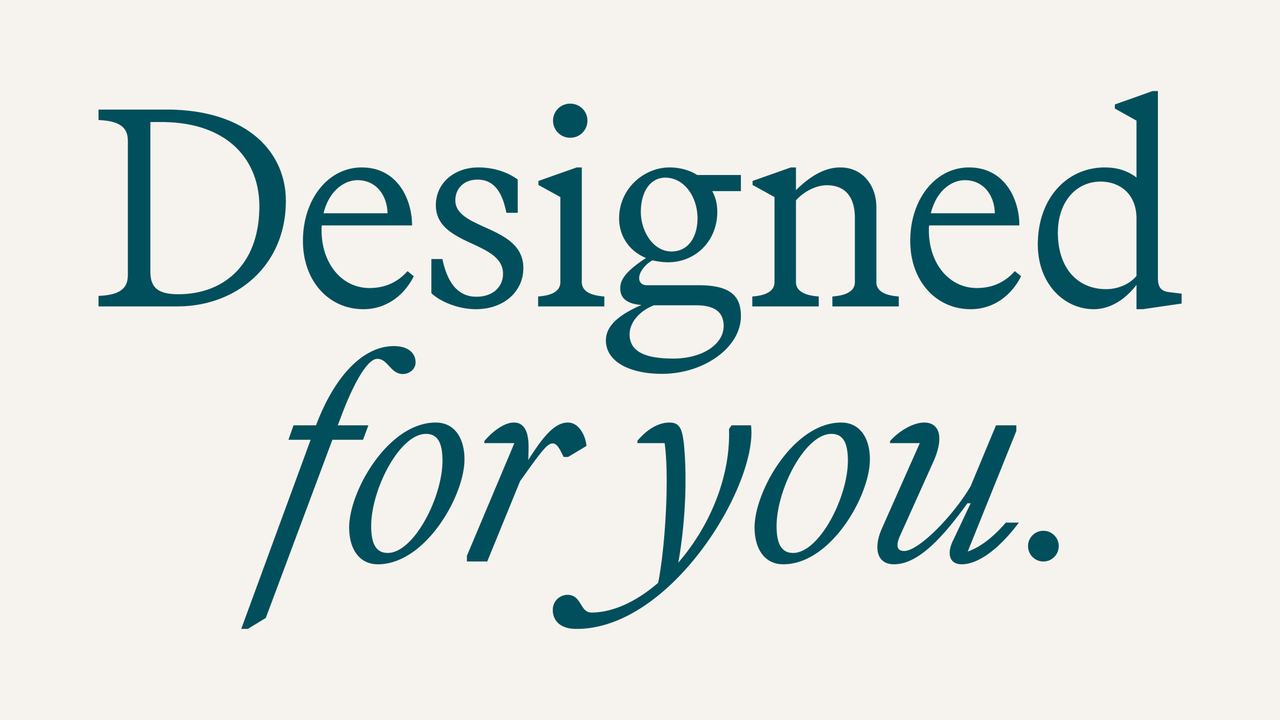 Schriftzug "Designed for you." auf hellem Hintergrund, betont individuelle Gestaltung und persönlichen Service für Gäste.