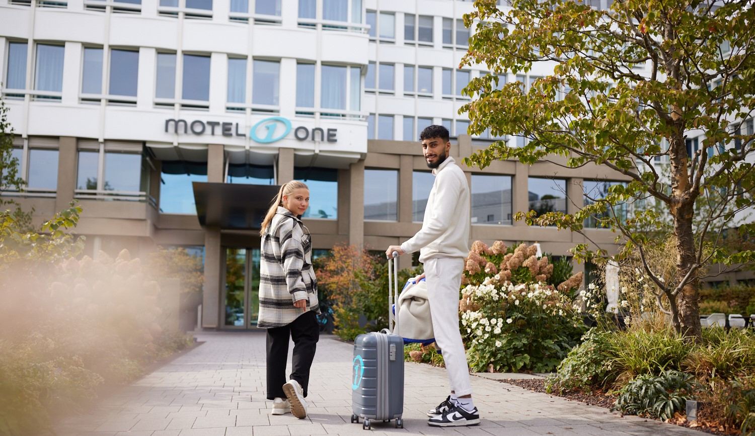 Work & Study Studierende auf dem Weg ins Motel One Work & Study Studierende auf dem Weg ins Motel One